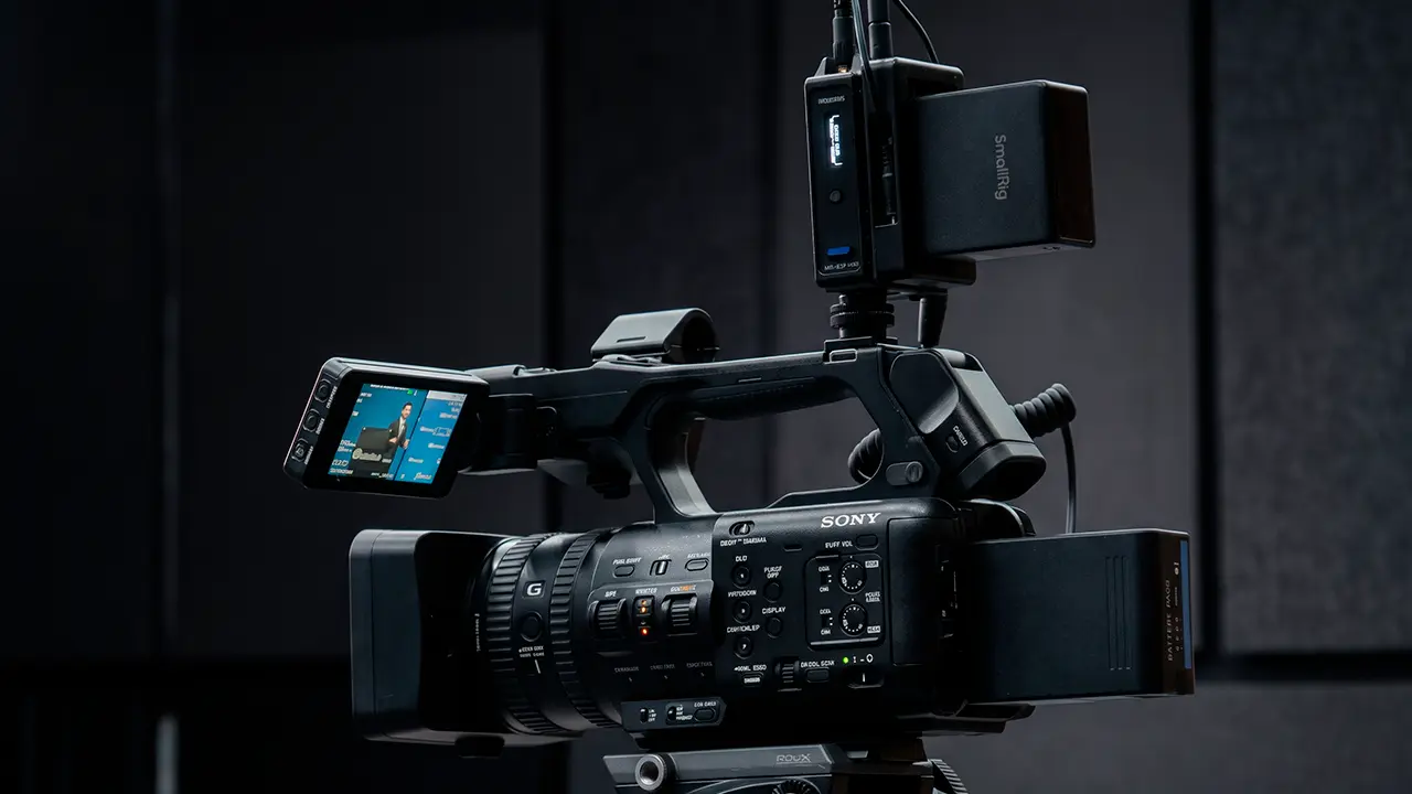 Producción de streaming en vivo con videocámaras profesionales Full HD y audio balanceado en auditorio de Lima