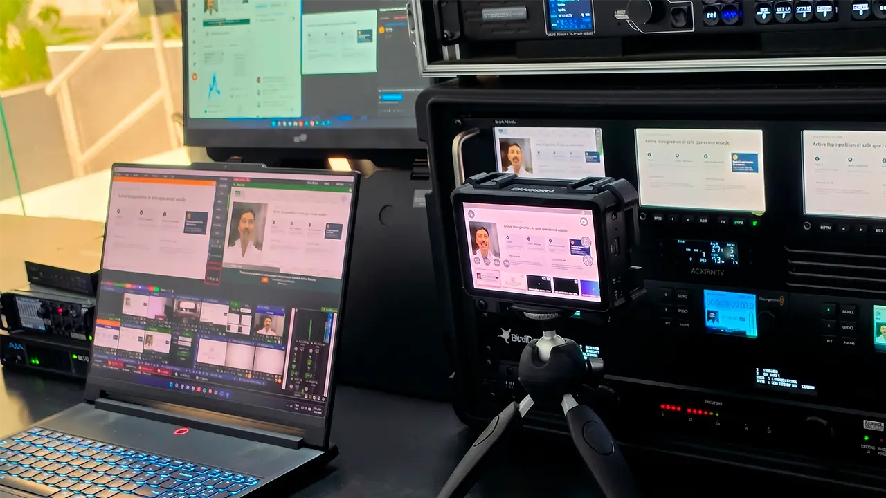 Emisión simultánea a YouTube, Zoom híbrido y pantallas gigantes en sala sin feedback ni retardo